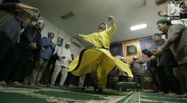 Jaya pernah melewati masa kelam. Kini ia hijrah mencoba menemukan Tuhan lewat tari sufi yang ia lakoni 9 tahun belakangan.