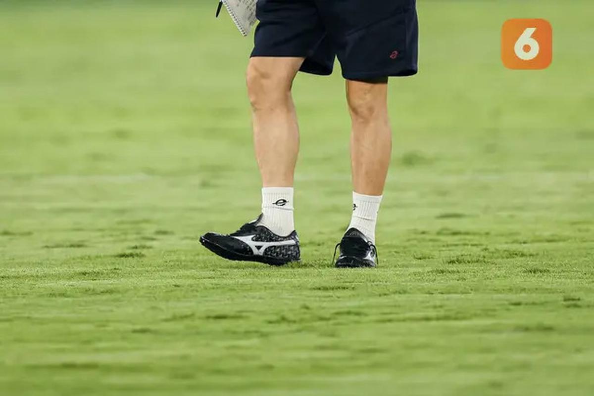 Foto: Shin Tae-yong Cek Langsung Kondisi Rumput GBK Jelang Laga Timnas Indonesia Vs Jepang di Kualifikasi Piala Dunia 2026