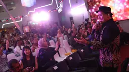 Penampilan Vokalis Padi Reborn, Fadly saat memeriahkan penutupan perdagangan bursa efek Indonesia tahun 2019 di BEI, Jakarta, Senin (30/12/2019). Padi Reborn menghibur para tamu undangan dalam penutupan perdagangan tersebut. (Liputan6.com/Angga Yuniar)