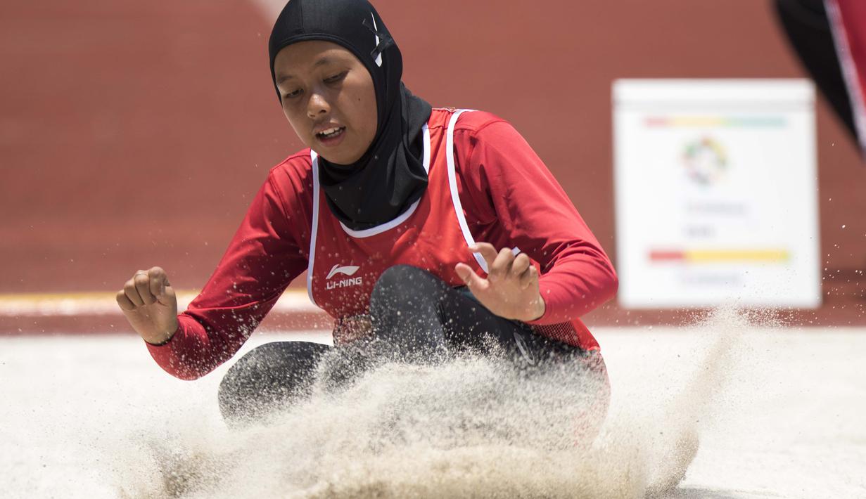 Tiarani Karisma Evi atlet Indonesia peraih medali perak di nomor lompat jauh putri klasifikasi T42-44/61-64 pada Asian Para Games 2018, di Stadion Utama Gelora Bung Karno Jakarta, Selasa (9/10/2018).  (Bola.com/Peksi Cahyo)