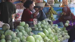 Pembeli memilih buah mangga yang dijajakan oleh pedagang di warung tepi jalan kawasan Jalur Pantura Indramayu, Jawa Barat, Kamis (29/6). Buah mangga memang sudah menjadi ciri khas dan oleh-oleh khas Indramayu. (Liputan6.com/Helmi Afandi)