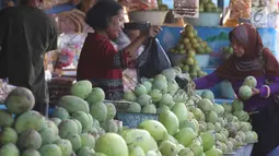 Pembeli memilih buah mangga yang dijajakan oleh pedagang di warung tepi jalan kawasan Jalur Pantura Indramayu, Jawa Barat, Kamis (29/6). Buah mangga memang sudah menjadi ciri khas dan oleh-oleh khas Indramayu. (Liputan6.com/Helmi Afandi)