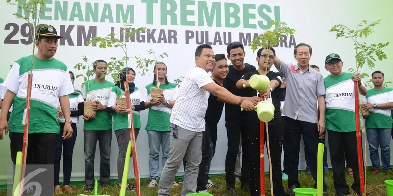  20161123-Wali Hijaukan Madura dengan Trembesi-Jatim-Herman Zakharia