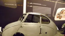 Mobil unik ini berasal dari Jerman. Fuldamobil dibuat oleh Elektromaschinenbau Fulda GmbH. Walaupun mobilnya terlihat gemuk, tapi mobil ini punya roda yang kecil. Karena ukurannya, mobil ini dijuluki sebagai "Bubble car" yang sebenarnya adalah panggilan untuk mobil kecil dab ekonomis. (Source: brilio.net)