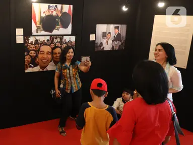Pengunjung berselfie saat pameran foto Membangun Indonesia di Mall Neo Soho, Jakarta, Minggu (10/11/2019). Pameran menampilkan foto-foto jurnalistik mengenai pembangunan Indonesia yang dikerjakan Jokowi-JK selama 5 tahun bekerja dan akan berlangsung hingga 17/11. (Liputan6.com/Angga Yuniar)