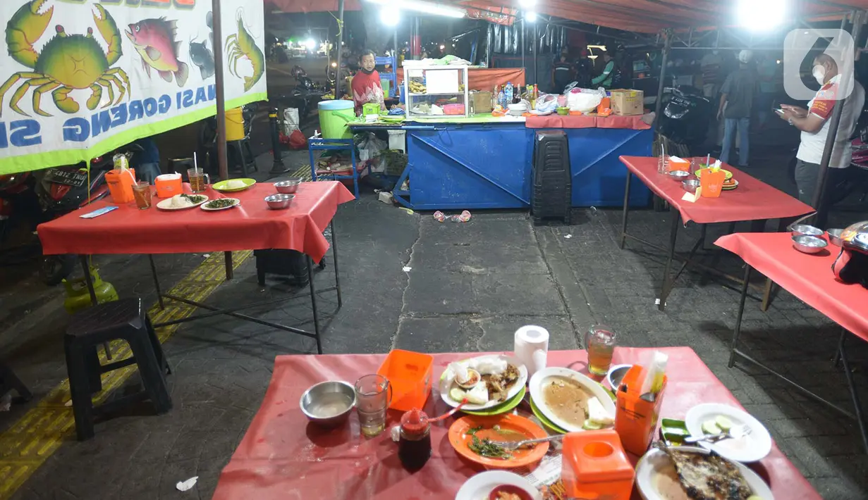 Suasana tempat makan saat penertiban penerapan PSBB di wilayah Kecamatan Pulogadung, Jakarta, Jumat (18/9/2020). Malam, Razia dilakukan memastikan ketidakadaannya konsumen didalam tapi yang diperbolehkan hanya "Take away"  pesananya tidak makan dan minum ditempat. (merdeka.com/Imam Buhori)