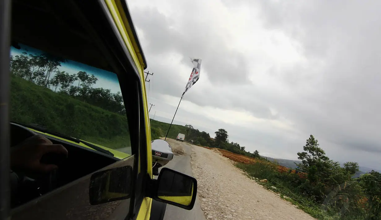 Jalan yang awalnya mulus berubah berlubang saat memasuki Lebak Banten. Mirisnya, jalan menjadi berdebu ketika sebuah proyek pelebaran jalan tengah dikerjakan, Jumat (15/5/14), (Liputan6.com/Faizal Fanani)