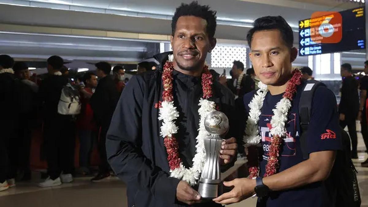 Foto: Suasana Penyambutan Timnas Futsal Indonesia Saat Tiba di Tanah Air, Bunga untuk Sang Juara