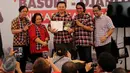 Keluarga almarhum Jendral (Purn) Hoegeng Imam Santoso berfoto bersama Calon gubernur DKI, Basuki Tjahaja Purnama (Ahok) di Rumah Lembang, Jakarta, Jumat (9/12). Mereka memberikan dukungan kepada Ahok untuk memimpin Jakarta. (Liputan6.com/Gempur M Surya)