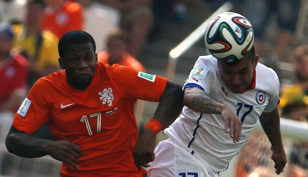 Gelandang serang Chile, Gary Medel (kanan) berebut bola atas dengan pemain depan Belanda, Jeremain Lens, saat berlaga di penyisihan Piala Dunia 2014 Grup B di Stadion Corinthians, Sao Paulo, Brasil, (23/6/2014). (REUTERS/Sergio Moraes) 