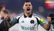 Pemain Newcastle, Bruno Guimaraes merayakan kemenangan timnya atas West Ham dalam laga lanjutan Liga Inggris 2024/2025 di London Stadium, London, Inggris, Selasa (11/03/2025) dini hari WIB. (AP Photo/PA/Zac Goodwin)