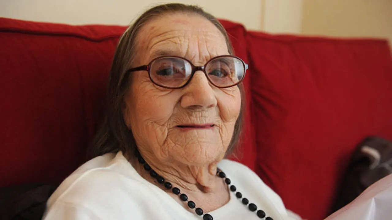 Usia 104 Tahun, Nenek Freda Belum Beruban