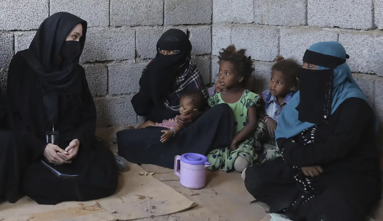 Utusan Khusus UNHCR, Angelina Jolie berbincang dengan perempuan Yaman di Al Kandam, Yaman, Minggu (6/3/2022). Jolie mengunjungi Yaman untuk menunjukkan solidaritas dengan keluarga terlantar dengan harapan dapat memobilisasi dukungan untuk konferensi penggalangan dana. (Marwan Tahtah/UNHCR via AP)
