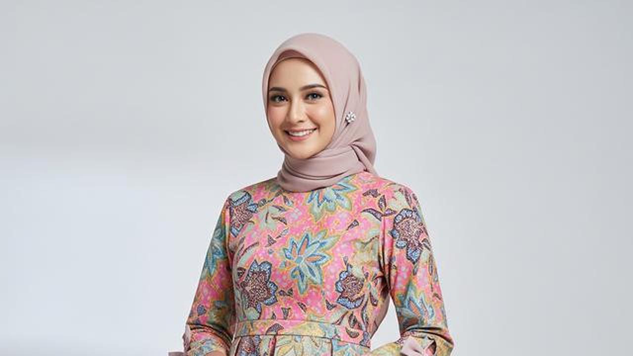 10 Model Baju Gamis Batik Ibu Ibu Terbaru, Ini Padu Padan yang Bikin Terlihat Muda di 2025