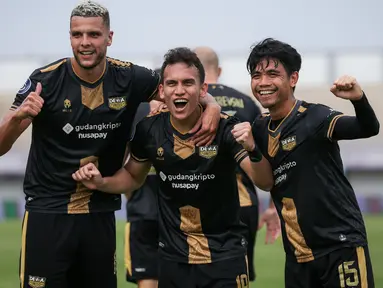 Laga debut Egy Maulana Vikri bareng Dewa United dalam lanjutan BRI Liga 1 2022/2023 menghadapi Madura United, Kamis (2/2/2023) di Indomilk Arena, Tangerang, langsung berbuah gol. Namun gol yang dicetak Egy pada menit ke-17 tersebut hanya menghasilkan satu poin bagi Dewa United. Madura United mampu menyamakan skor 1-1 pada menit ke-41 melalui pemain andalannya Hugo Gomez Jaja. Skor 1-1 bertahan hingga laga usai. (Bola.com/Bagaskara Lazuardi)