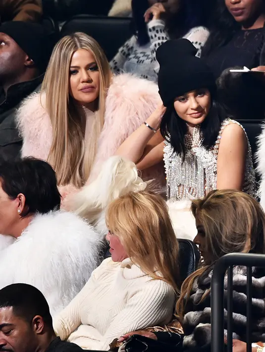 Kamu sendiri lebih suka gaya Khloe Kardashian atau Kylie Jenner? Pastinya mereka sama-sama cantik, ya! (HollywoodLife)