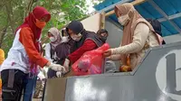 Emak-emak di Banyuwangi sulap limbah masker jadi bahan bakar alternatif (Liputan6.com/Istimewa)