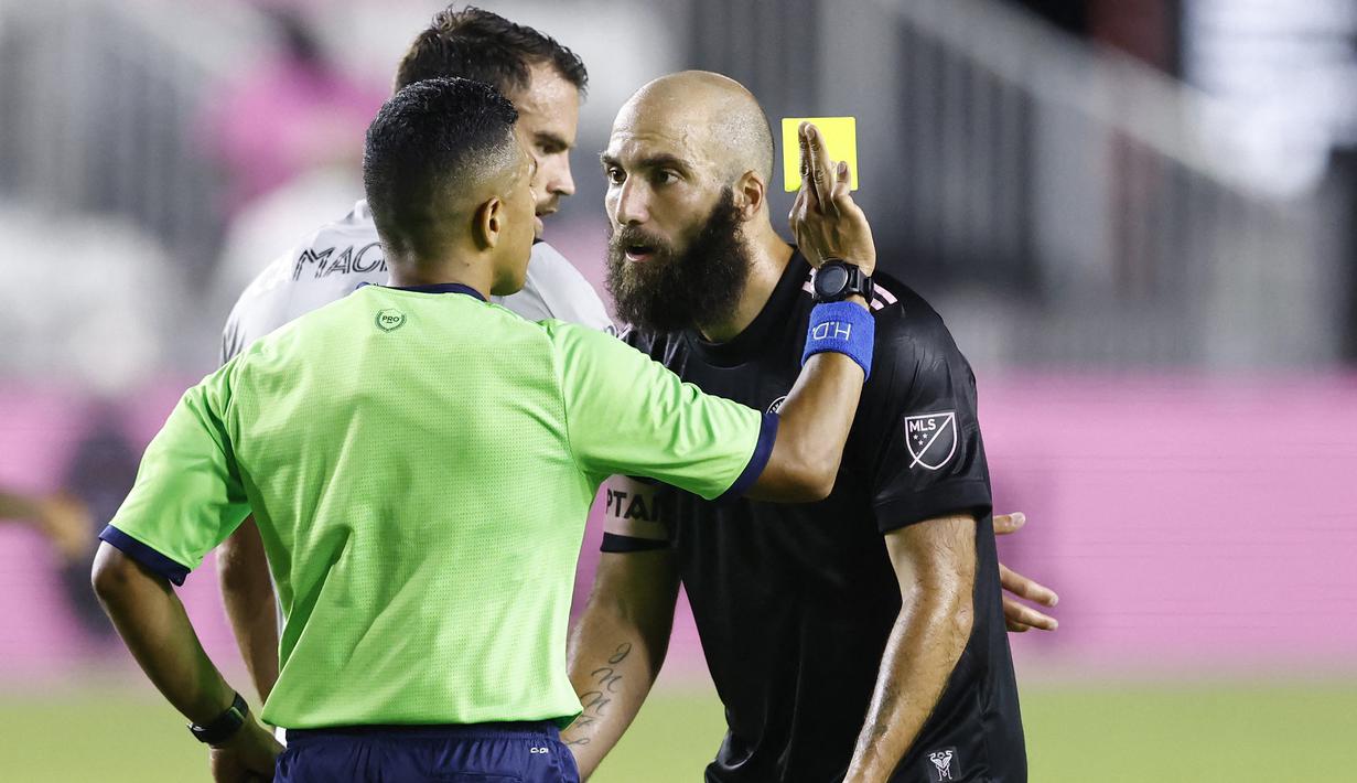 Gonzalo Higuain. Eks bintang Real Madrid, Napoli dan Juventus ini kini tengah menjalani tahun ketiganya di MLS bersama Inter Miami sejak didatangkan pada 2020. Hingga kini, ia belum mampu mengulang pencapaian apiknya di Eropa. Ia total telah bermain dalam 52 laga bersama Inter Miami dengan torehan 15 gol dan 9 assist. (AFP/Getty Images/Michael Reaves)