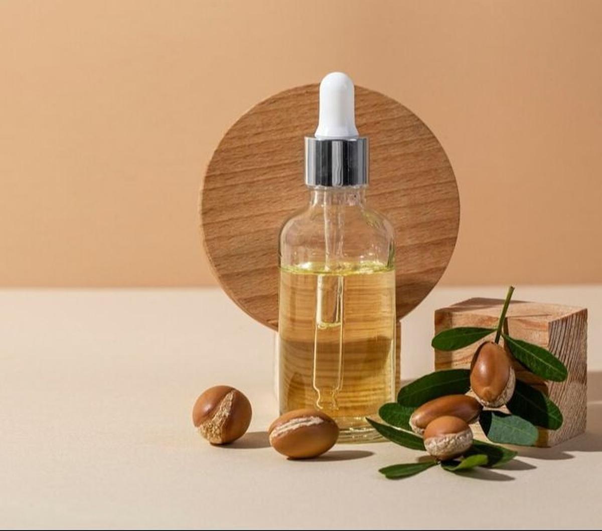 Namun, tahukah Anda bahwa minyak argan memiliki kandungan vitamin E yang jauh lebih tinggi dibandingkan minyak zaitun? Artikel ini akan menjelaskan apa itu minyak argan dan berbagai manfaatnya yang mungkin belum Anda ketahui.