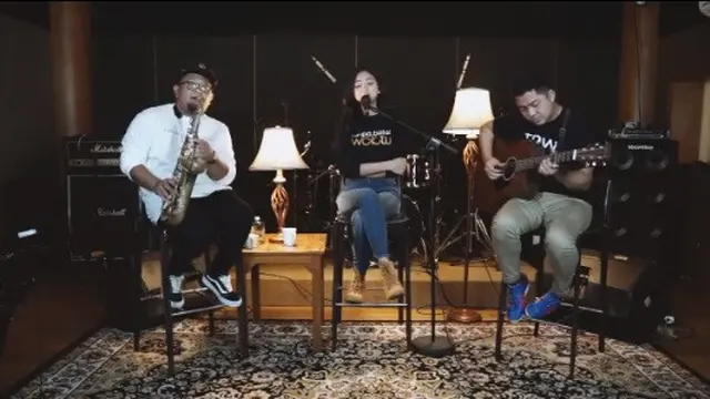 6 Potret Glenca Chysara saat Cover Lagu Tanpa Batas Waktu