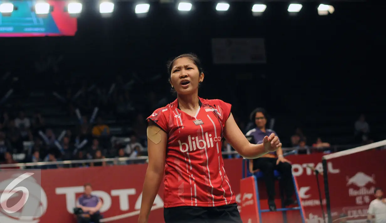 Pebulutangkis tunggal putri Indonesia, Lindaweni Fanetri berteriakusai mengembalikan bola keSoraya De Visch E (Belanda) di Total BWF Championships 2015 di Jakarta, Senin (10/8/2015). Lindaweni unggul 21-13 dan 21-15. (Liputan6.com/Helmi Fithriansyah)