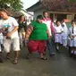 Hari pertama sekolah, Arya Permana, bocah obesitas asal Karawang batal belajar di sekolah. (Liputan6.com/Abramena)