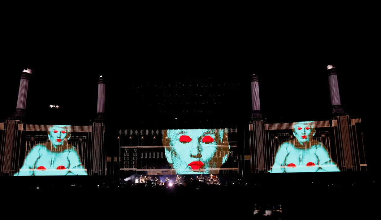 Sebuah layar bergambar capres AS dari partai Republik, Donald Trump saat musisi Roger Waters tampil dalam festival musik Desert Trip di Empire Polo Club di Indio, California AS, (9/10). (REUTERS/Mario Anzuoni)