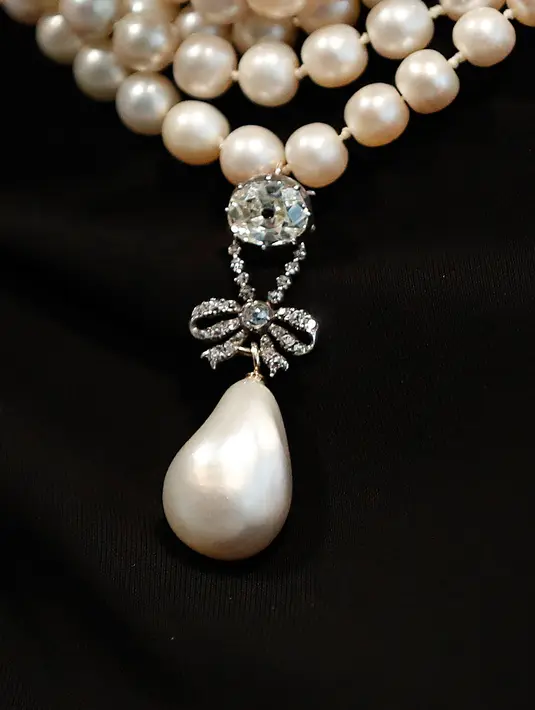 Foto pada 19 Oktober 2018, mutiara mendiang Ratu Prancis, Marie Antoinette di Sotheby, London. Para ahli perhiasan menilai, perhiasan Ratu Marie merupakan barang langka yang sangat indah karena terbuat dari mutiara murni dan berharga. (AP/Frank Augstein)
