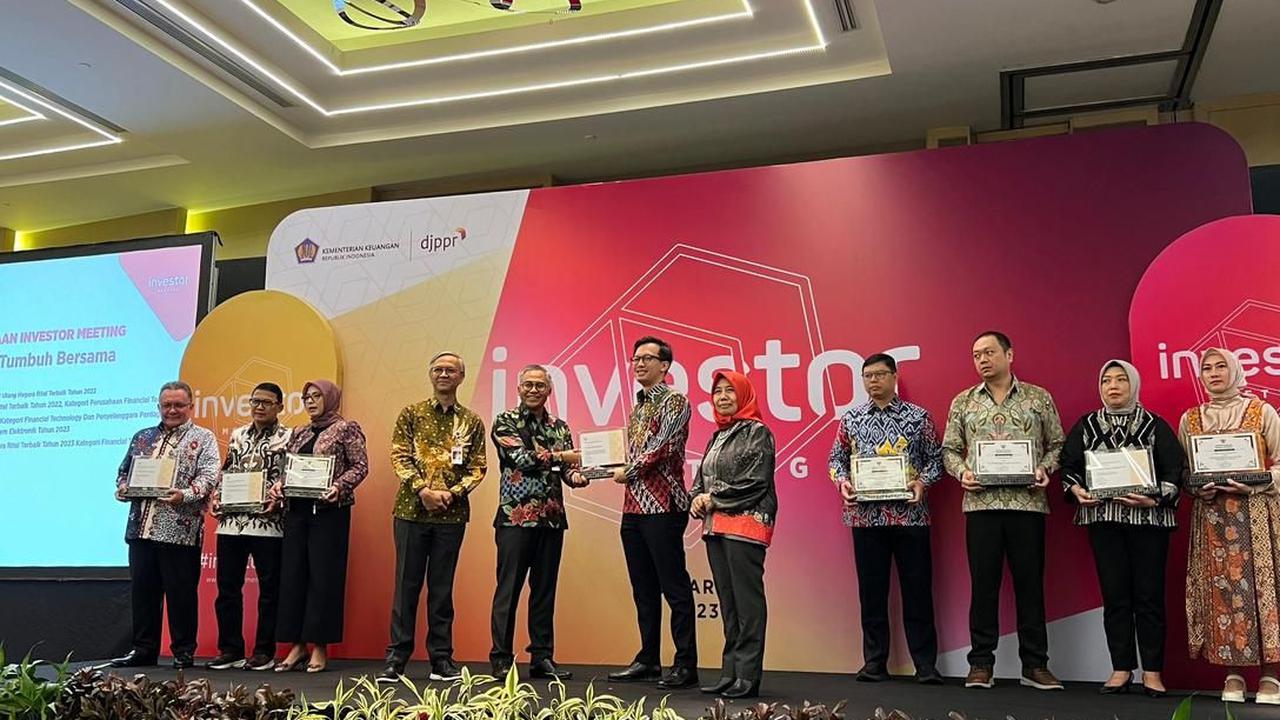 Angkanya kemudian naik menjadi 611 ribu di akhir 2021, 831 ribu di akhir 2022, dan per November 2023 angkanya telah mencapai 992 ribu investor.
