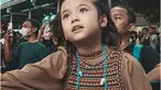 Gempita tampak serius melihat perform idolanya di atas panggung. (Foto: Instagram/ gadiiing)
