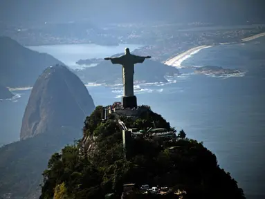 Patung Kristus Penebus di puncak Corcovado Hill di Rio de Janeiro, Brasil (AFP PHOTO/Vanderlei Almeida)