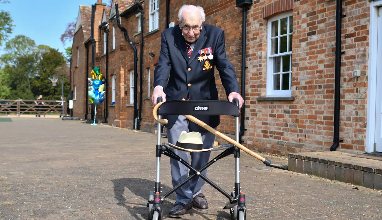 Veteran Perang Dunia II Kapten Tom Moore (99) berjalan di kebunnya di Marston Moretaine, London, 16 April 2020. Moore mengumpulkan donasi lebih dari 16 juta dolar untuk National Health Service (NHS) dengan berjalan 100 kali bolak-balik jarak 25 meter di taman belakang rumahnya. (Justin TALLIS/AFP)