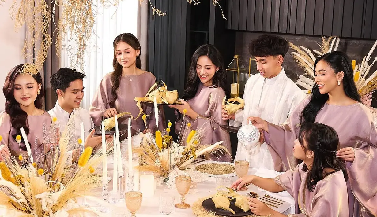 Tampilan memikat dengan busana Lebaran yang elegan menambah momentum hangat keluarga Rachel Vennya.