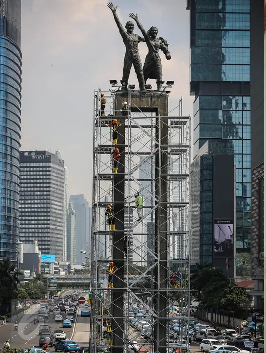 Kawat baja terlihat mengitari Patung Selamat Datang, Bundaran HI, Jakarta, Jumat (25/3). Pemasangan kawat baja tersebut bertujuan untuk menjaga patung dari goncangan ketika bor Antareja melintasi kawasan Bundaran HI. (Liputan6.com/Faizal Fanani)