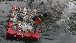 Petugas UPK Badan Air Dinas Lingkungan Hidup DKI Jakarta beraktivitas membersihkan sampah di Kali Cideng, Jakarta, Jumat (9/11). Pembersihan untuk mencegah terjadinya penumpukan sampah saat musim hujan di Jakarta. (Liputan6.com/Helmi Fithriansyah)