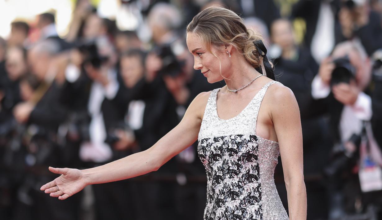 <p>Pakaian tanpa lengannya menonjolkan atasan berhias payet yang melekat pada sosok bintang yang luar biasa sebelum turun ke rok putih berlapis tebal. (Photo by Vianney Le Caer/Invision/AP)</p>