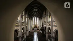 Suasana Gereja Katedral, Jakarta, Senin (20/12/2021). Sejumlah persiapan dan pemasangan dekorasi mulai dilakukan pihak Gereja Katedral untuk menyambut misa dan perayaan Natal. (Liputan6.com/Faizal Fanani)