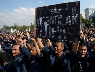 Ribuan mahasiswa Trisakti melakukan aksi unjuk rasa di depan Istana Merdeka, Jakarta, Selasa (12/5/2015). Mereka menuntut pemerintah Jokowi untuk mengusut tuntas kasus Tragedi 12 Mei 1998 yang menewaskan 4 mahasiswa Trisakti. (Liputan6.com/Faizal Fanani)