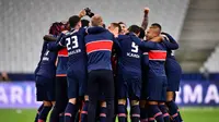 Para pemain Paris Saint-Germain (PSG) merayakan keberhasilan mereka menjadi juara Coupe de France 2020/2021 setelah menang 2-0 atas AS Monaco dalam partai final yang digelar di Stade de France, Kamis (20/5/2021) dini hari WIB. (FRANCK FIFE / AFP)