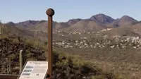 Kamera Milenium terletak di sebuah tiang di Bukit Tumamoc, menghadap ke lingkungan Tucson, Arizona – di mana (mudah-mudahan) kamera tersebut akan berjaga selama 1.000 tahun- Chris Richards, University Communications, University of Arizona