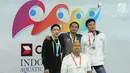 Perenang klub MNA, I Gede Siman Sudartawa (tengah) di podium kemenangan gaya punggung 100 m putra Kejuaraan Akuatik Indonesia Open 2017 di Stadion Aquatik GBK, Jakarta, Minggu (10/12). Siman menorehkan waktu 56,19 detik. (Liputan6.com/Helmi Fithriansyah)