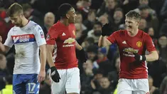 Ekspresi kegembiraan pemain Manchester United, Bastian Schweinsteiger (kanan) usai membobol gawang Wigan Athletic pada putaran keempat Piala FA di Old Trafford, Manchester,  (29/1/2017). Manchester United menang 4-0. (AP/Rui Vieira)