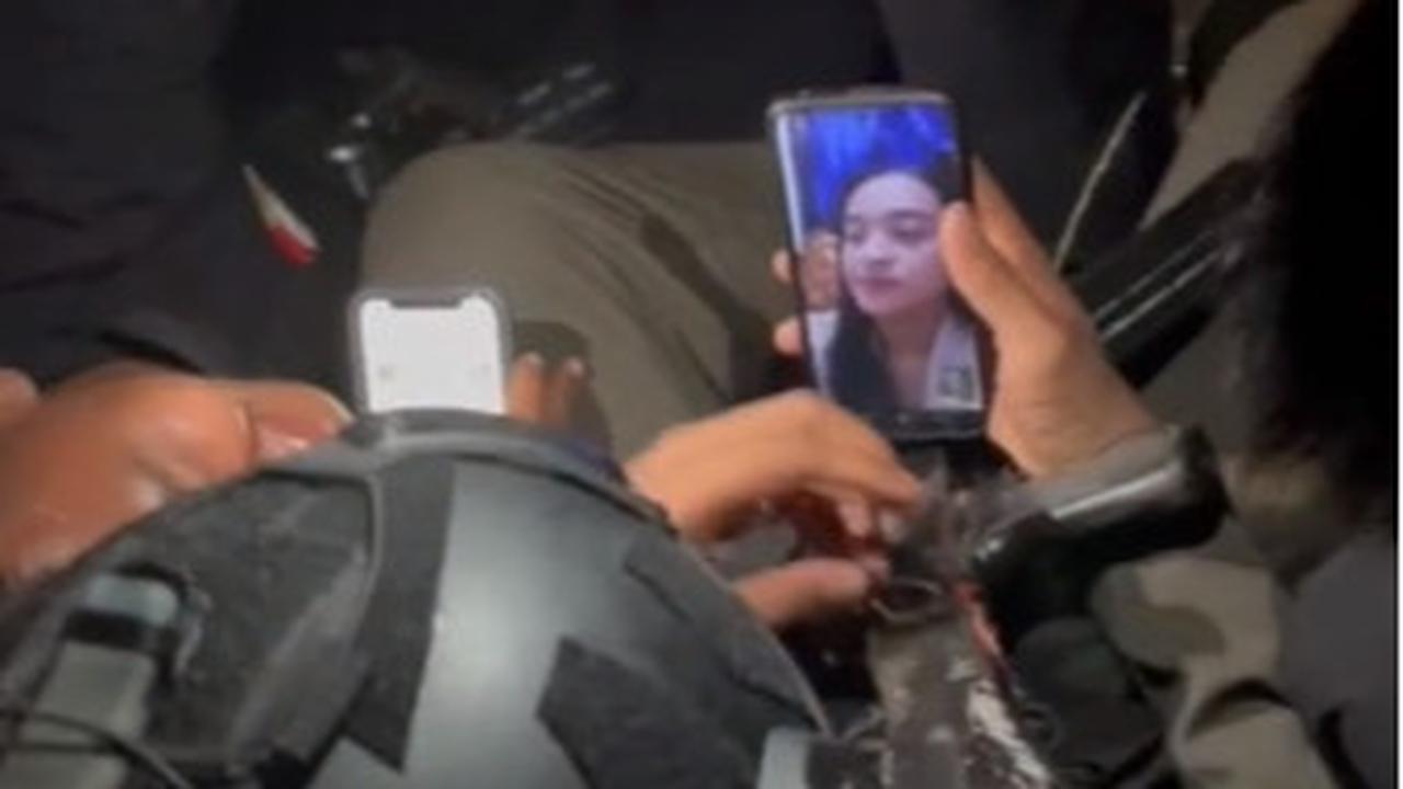 Bukannya mengeluarkan 'jurus maut', si Brimob tersebut malah lebih salah tingkah