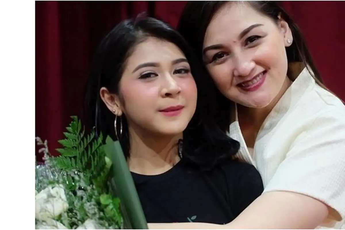 Banyak warganet yang menyebut kalau wajah keduanya mirip.