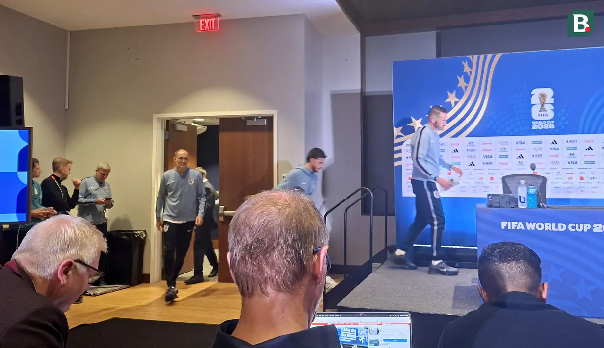 Thomas Tuchel bersama gelandang Declan Rice memasuki ruang konferensi pers di Media Center Boston, Amerika Serikat, Senin (22/6/2026). Keduanya hadir untuk memberikan keterangan kepada media terkait kesiapan Timnas Inggris menghadapi lanjutan fase grup Piala Dunia 2026. (KLY Sports/Hery Kurniawan)