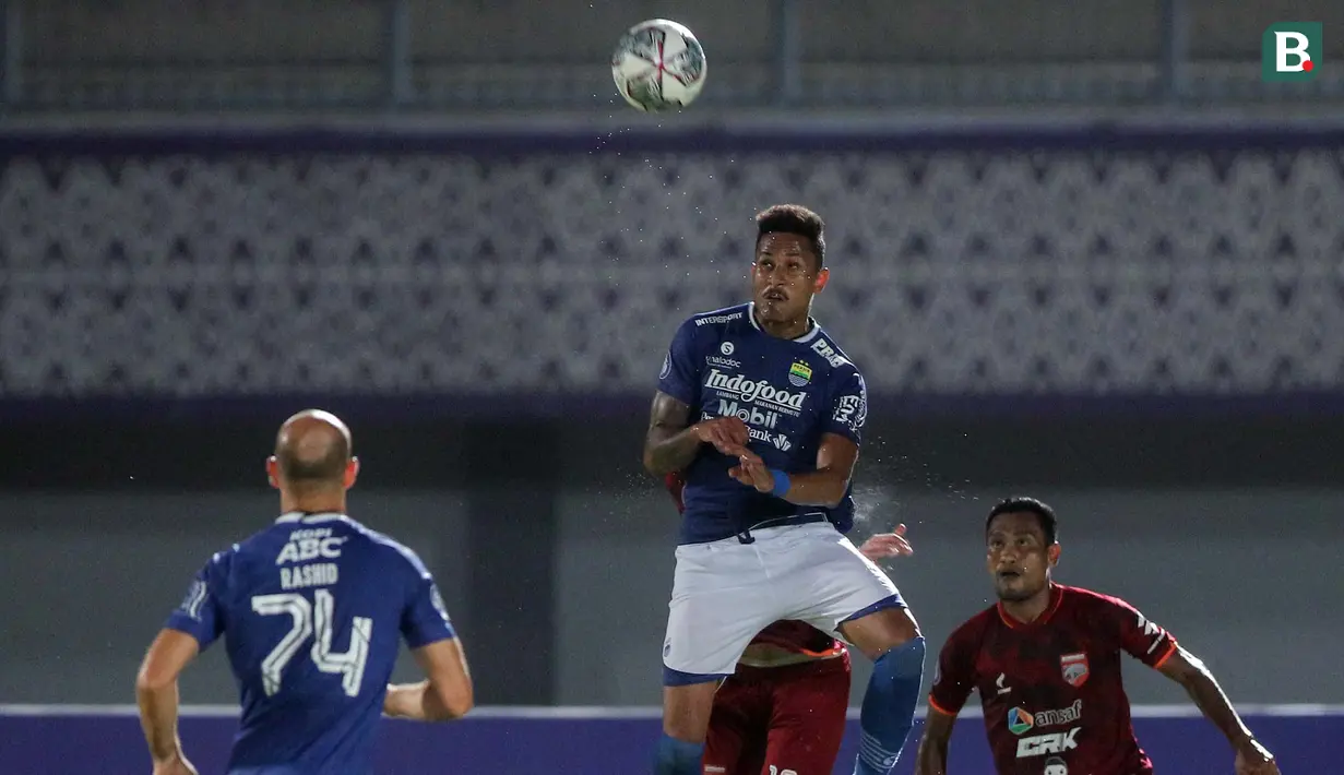 Wander Luiz lagi-lagi yang menerima umpan terobosan dari Esteban Vizcarra di dalam kotak penalti belum mampu mengkonversikan kesempatan tersebut menjadi gol bagi Persib. (Bola.com/Bagaskara Lazuardi)