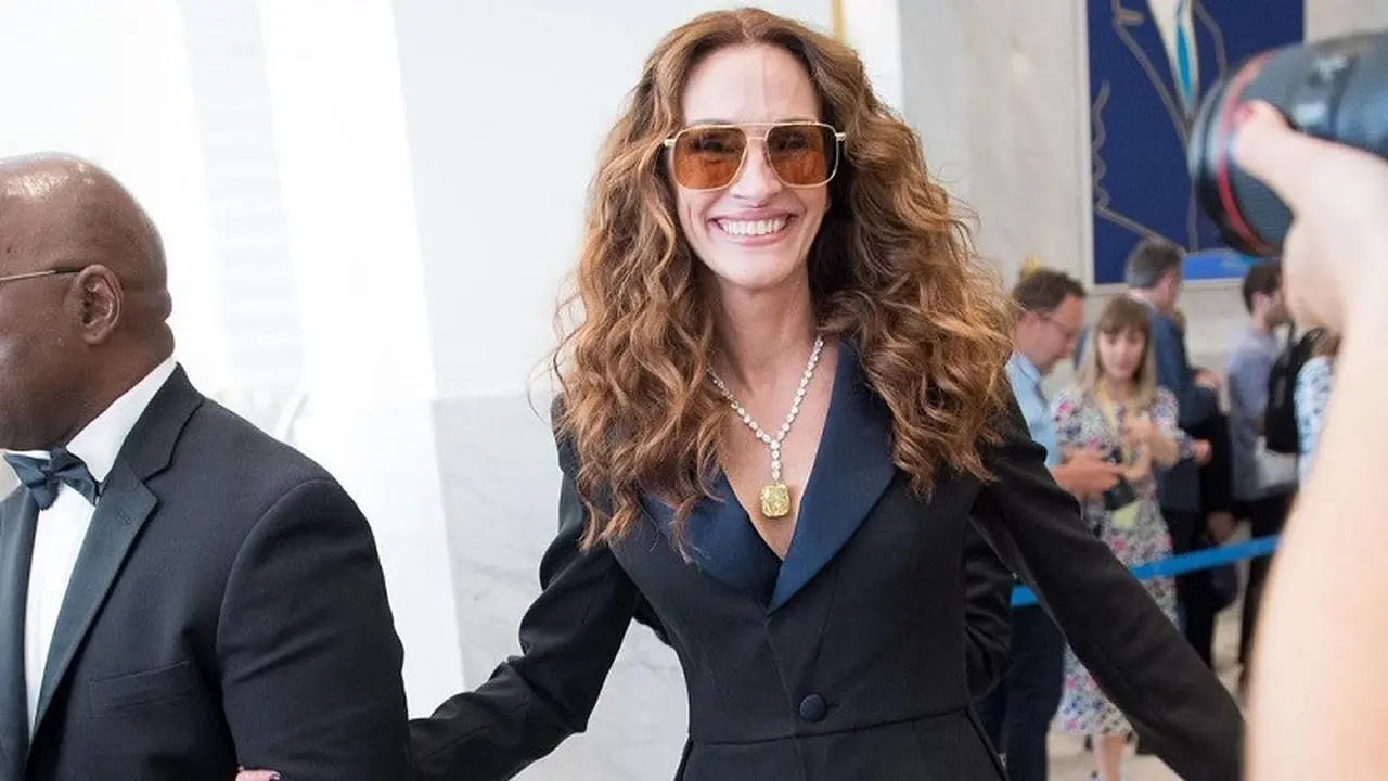 Julia Roberts Tampil Elegan dengan Busana Dior di Pesta Chopard Selama Festival Film Cannes 2022
