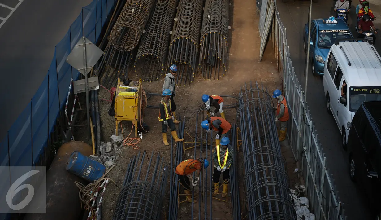 Belum kelarnya masalah pembebasan lahan mengakibatkan pengoperasian MRT yang dijadwalkan bisa dilakukan pada 2018 harus mundur menjadi tahun 2019, Jakarta, Senin (28/3/2016). (Liputan6.com/Faizal Fanani)