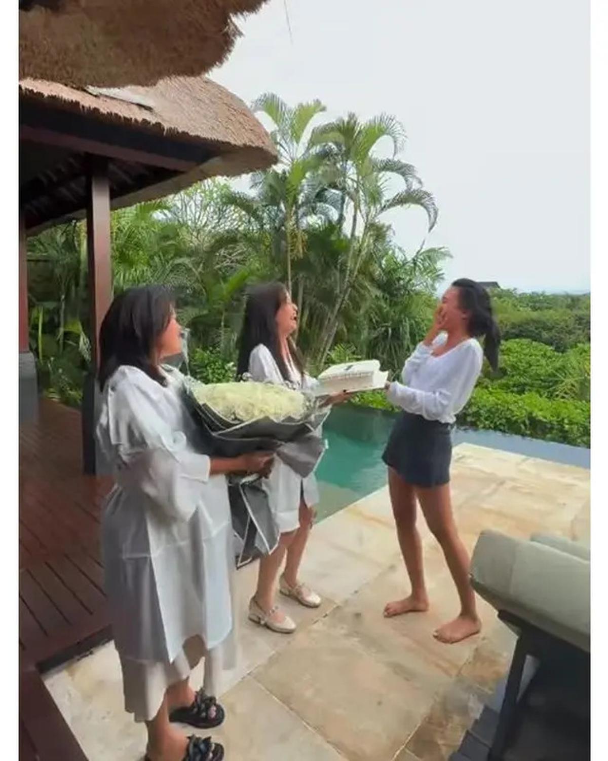 7 Potret Kejutan Bridal Shower Shenina Cinnamon, Sederhana dari Sahabat