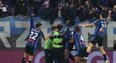 Pemain Atalanta merayakan gol yang dicetak oleh Ademola Lookman ke gawang AC Milan pada laga lanjutan Liga Italia 2024/2025 di ewiss Stadium, Bergamo, Italia, Sabtu (07/12/2024) dini hari WIB. (AP Photo via Spada/LaPresse)